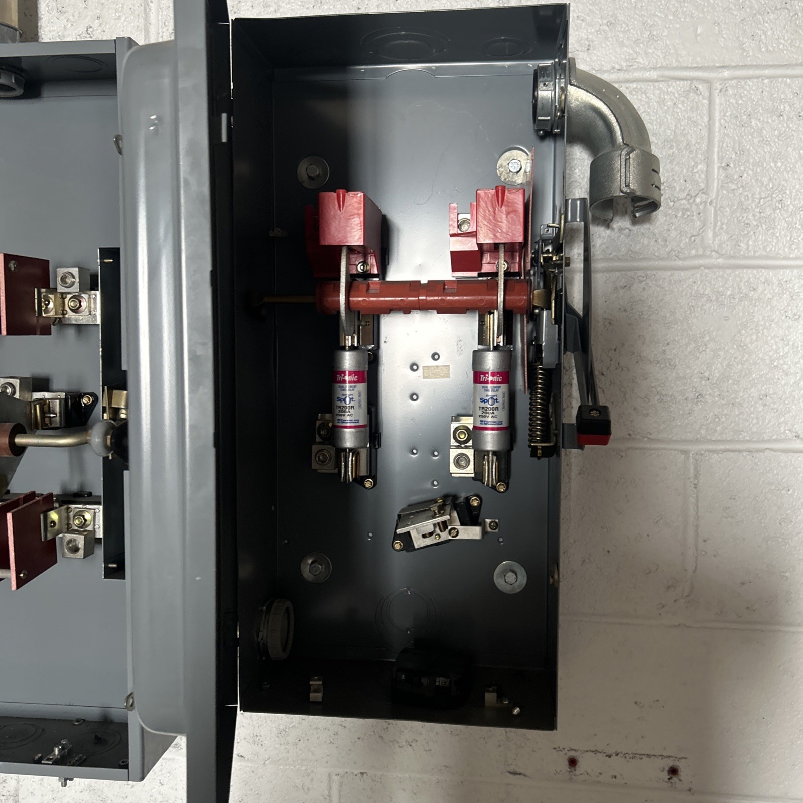 SQUARE D H224N FUSIBLE SAFETY SWITCH / 240V / 200A / H-224-N