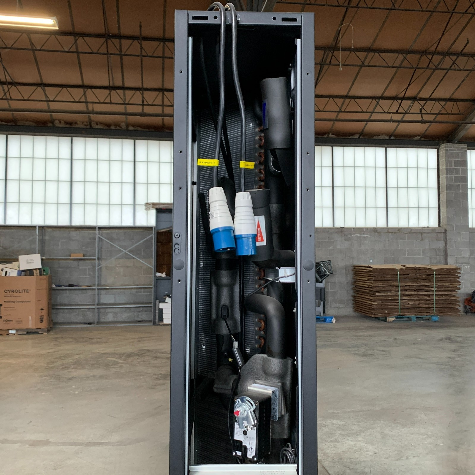 APC ACRC103 60Hz 240V Inrow RC Air-Cooled Server Cooling System for Parts Read