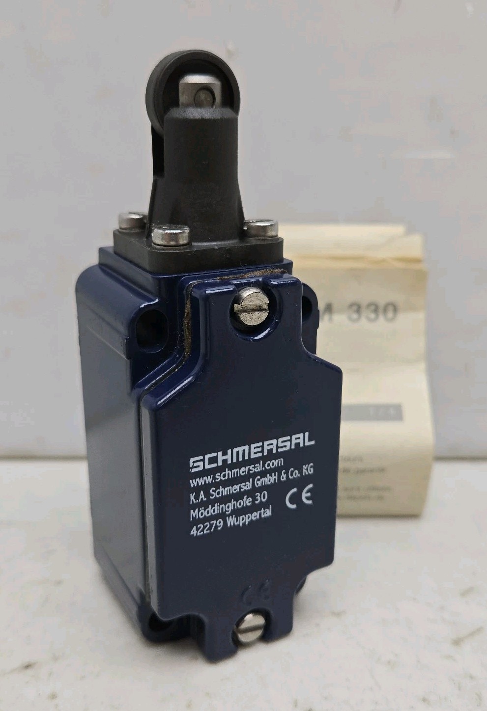 Schmersal MR330-11Y-M20 Position Switch Roller Plunger Actuated 250V New