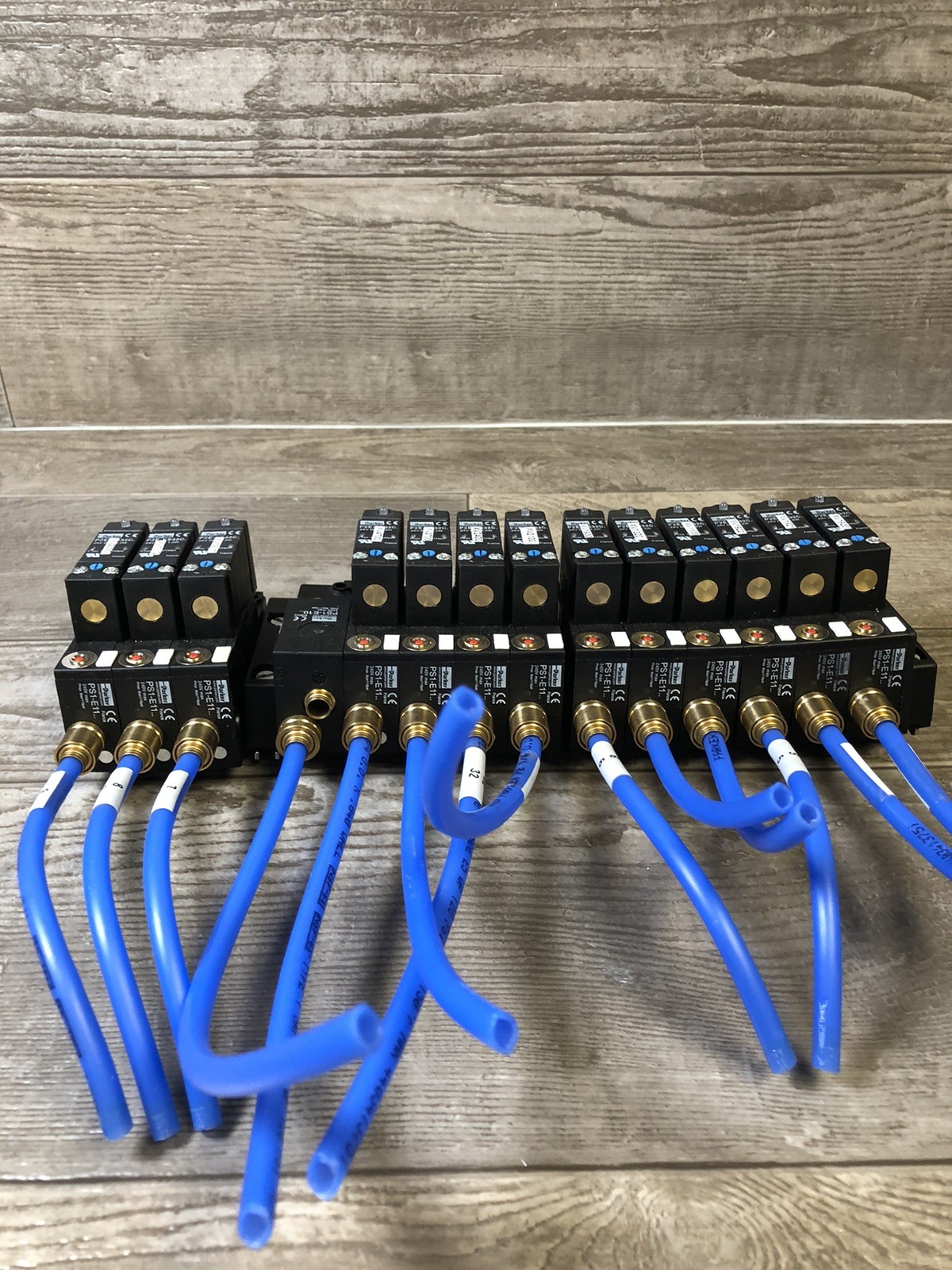 Parker PS1-E11.. Pneumatic Modular Valve P2E-KS32C 24V DC (LOT OF 13)