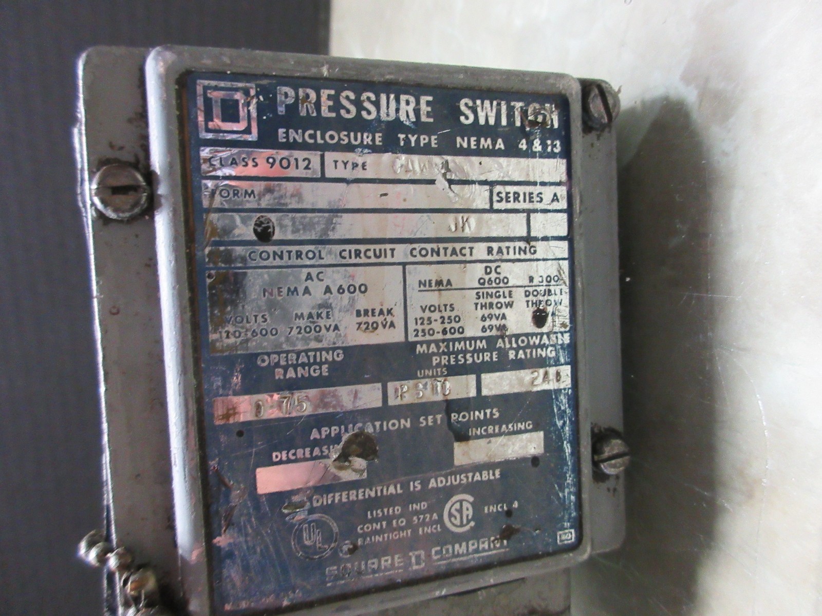 SQUARE D PRESSURE SWITCH ENCLOSURE TYPE NEMA 4&13 CLASS 9012 GAW