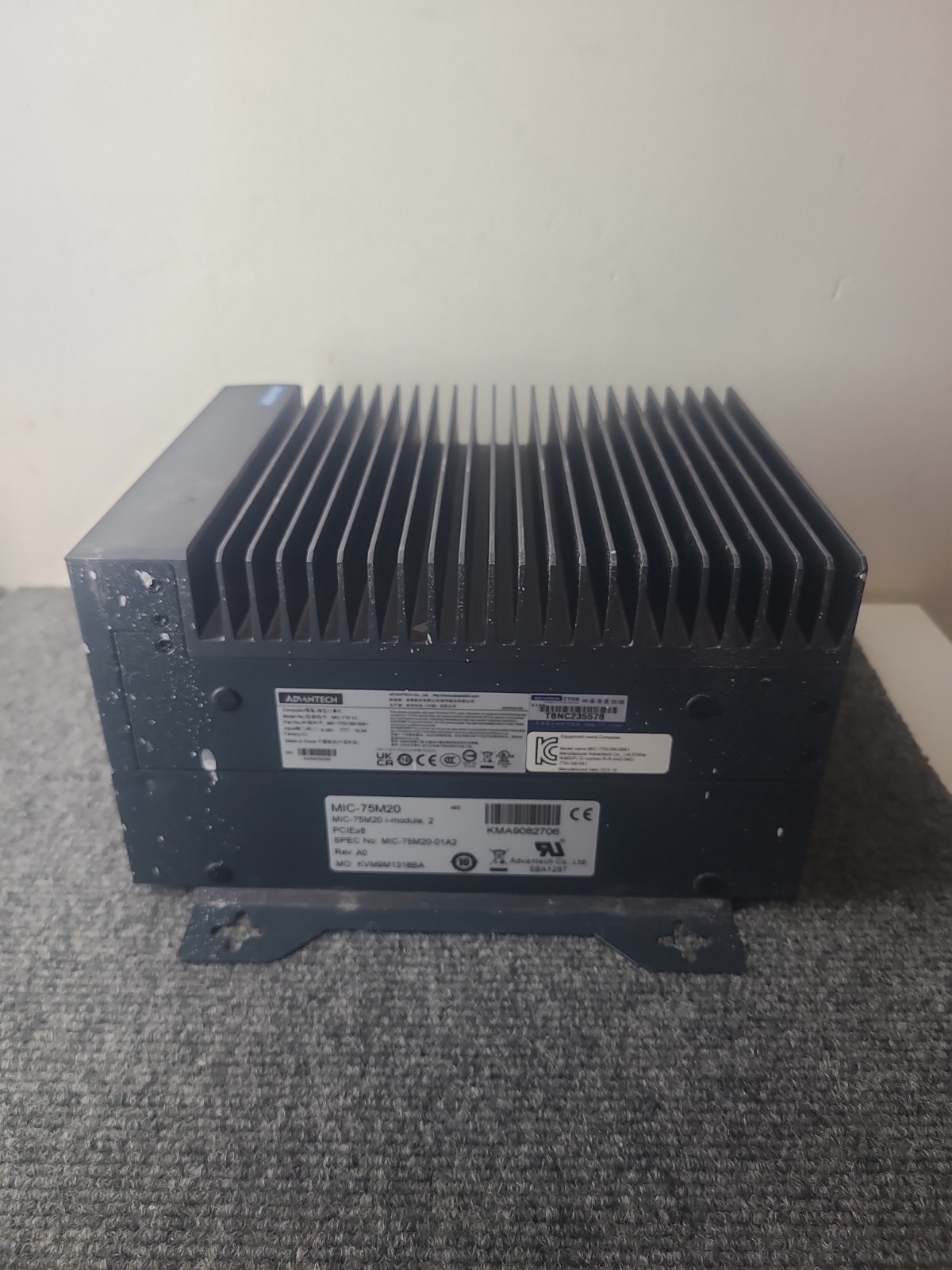 ADVANTECH MIC-770 V3 COMPACT FANLESS SYSTEM W/ MIC-75M20 i-MODULE SSD 256GB