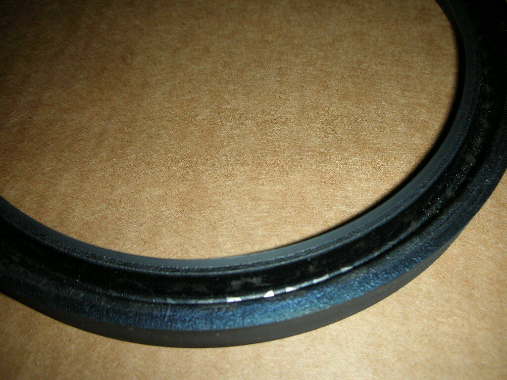 GARLOCK KLOZURE 25003-2915 Split Nitrile Oil Seal 5″ Shaft 6″ OD .5″ Wide NOS!!