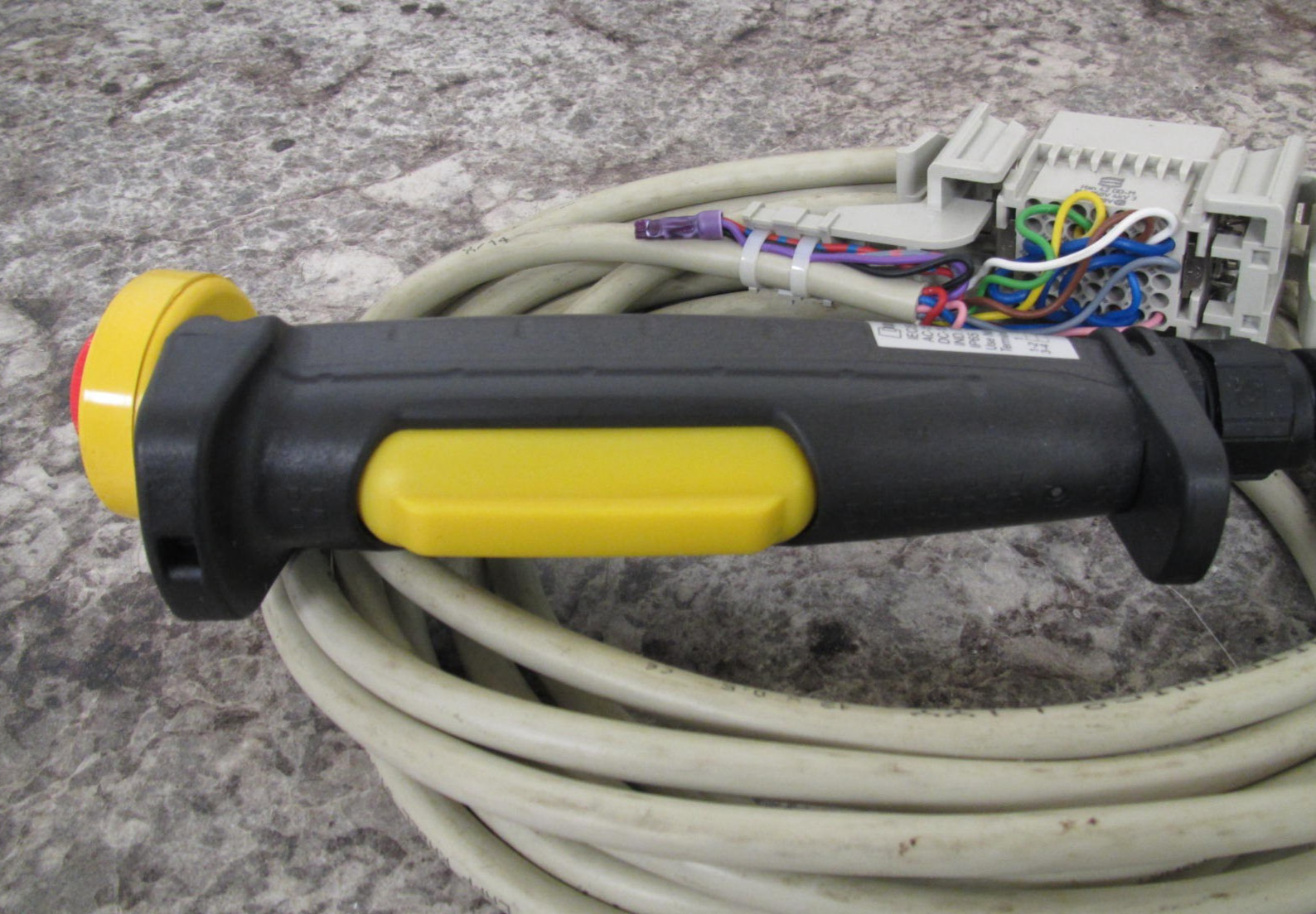 IDEC HE1G-20ME Silicone Rubber / Yellow Pushbutton Enabling Grip Switch Used