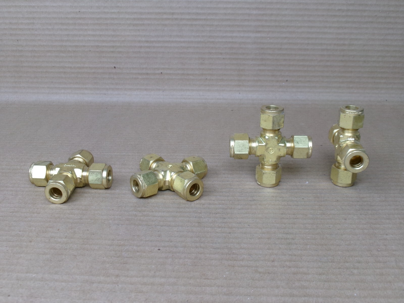 NEW LOT OF 4 PARKER/SWAGELOK 3/8″ TUBE OD COMPRESSION FITTED BRASS CROSS UNION