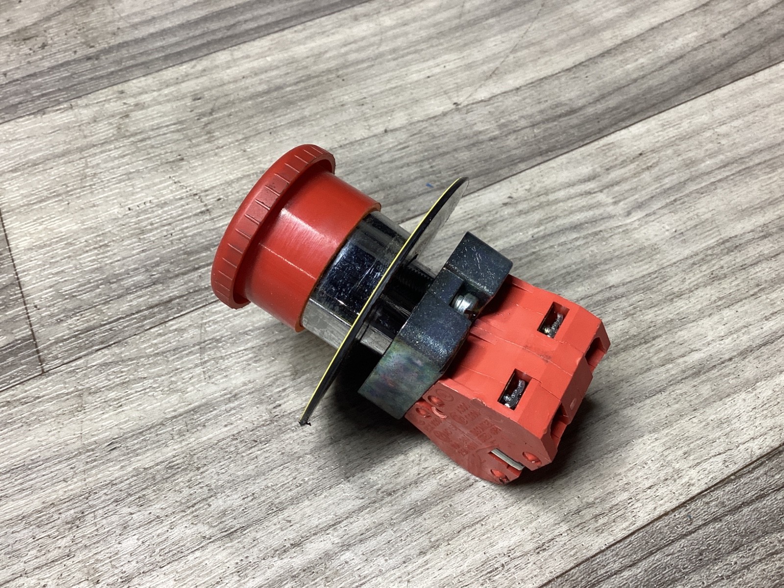 Red EMERGENCY STOP PUSH TWIST BUTTON ECX1030 #117N78