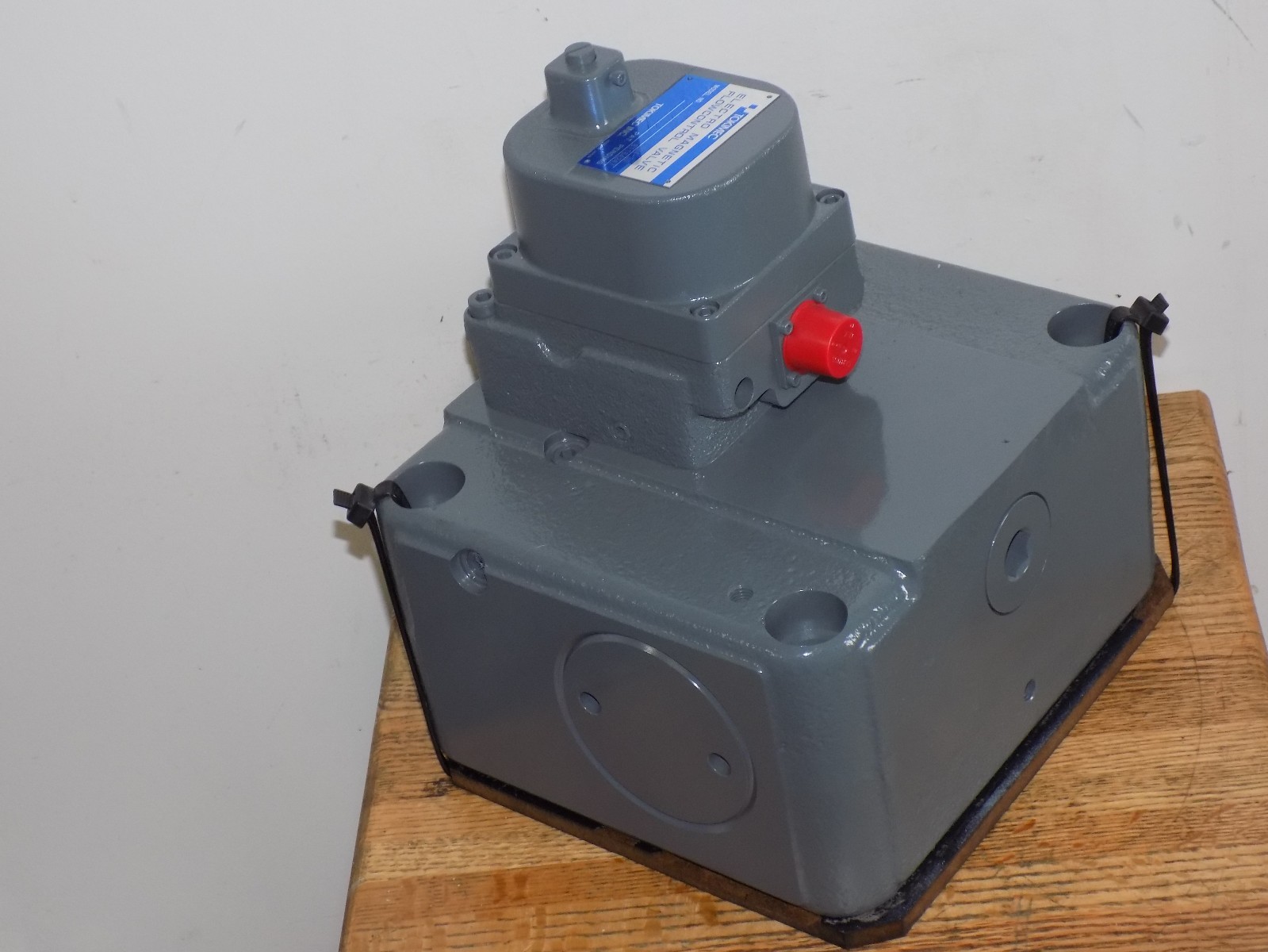 Tokimec Vickers TFGT-10-375-E-004-30 Electro Magnetic Flow Control Valve Eaton