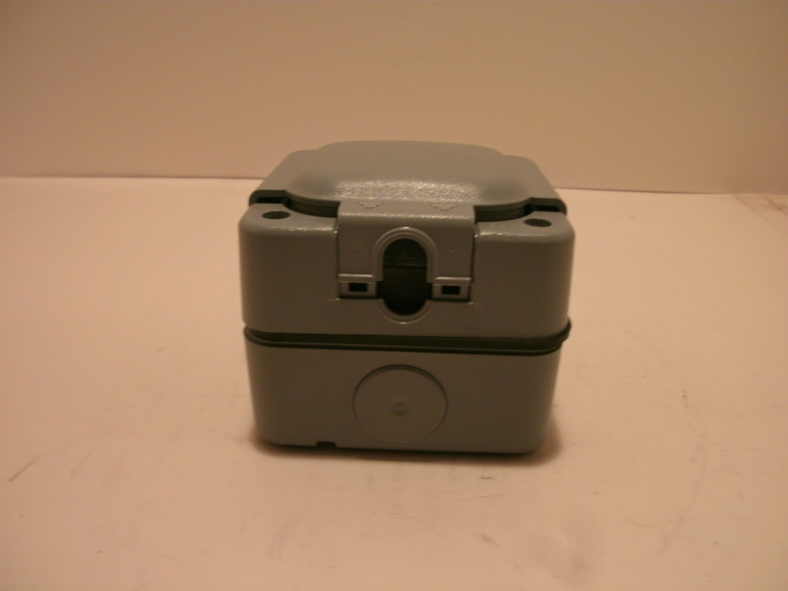 MK MASTERSEAL 56480-GRY INDUSTRIAL POWER SOCKET 1G INSWITCHED IP56 GREY NIB