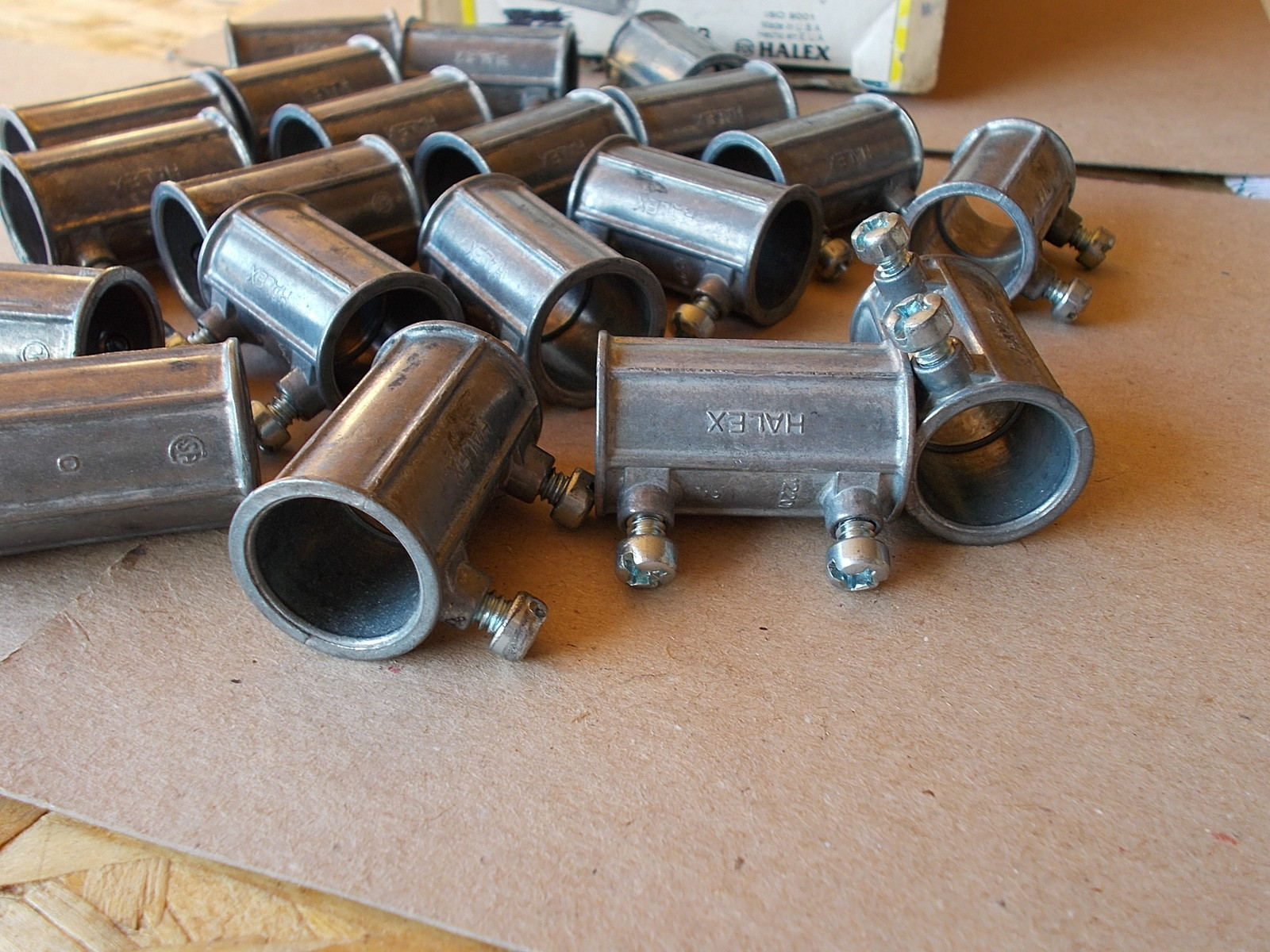 NEW Halex 12205B 1/2″ Set Screw Coupling, Box of 21 *FREE SHIPPING*