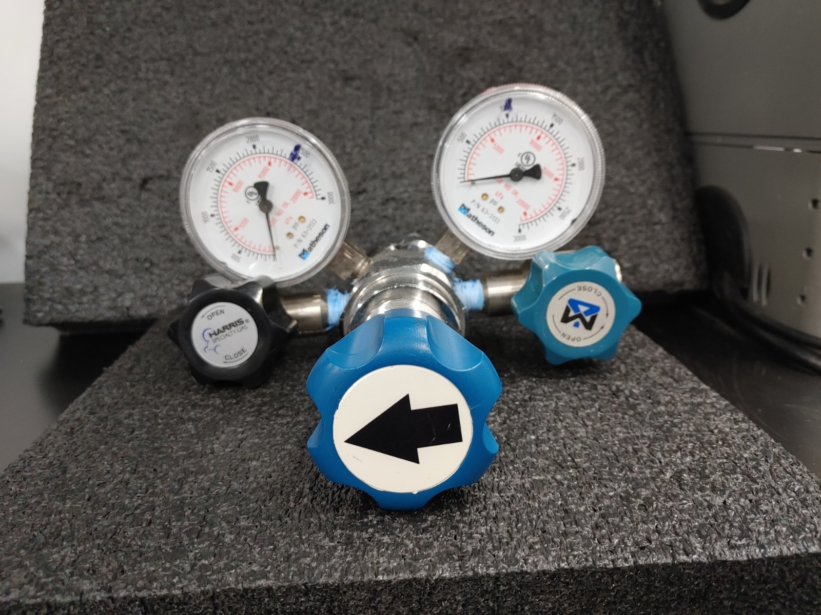 MATHESON High Purity Regulator with HARRIS Valve and Pressure Gauges