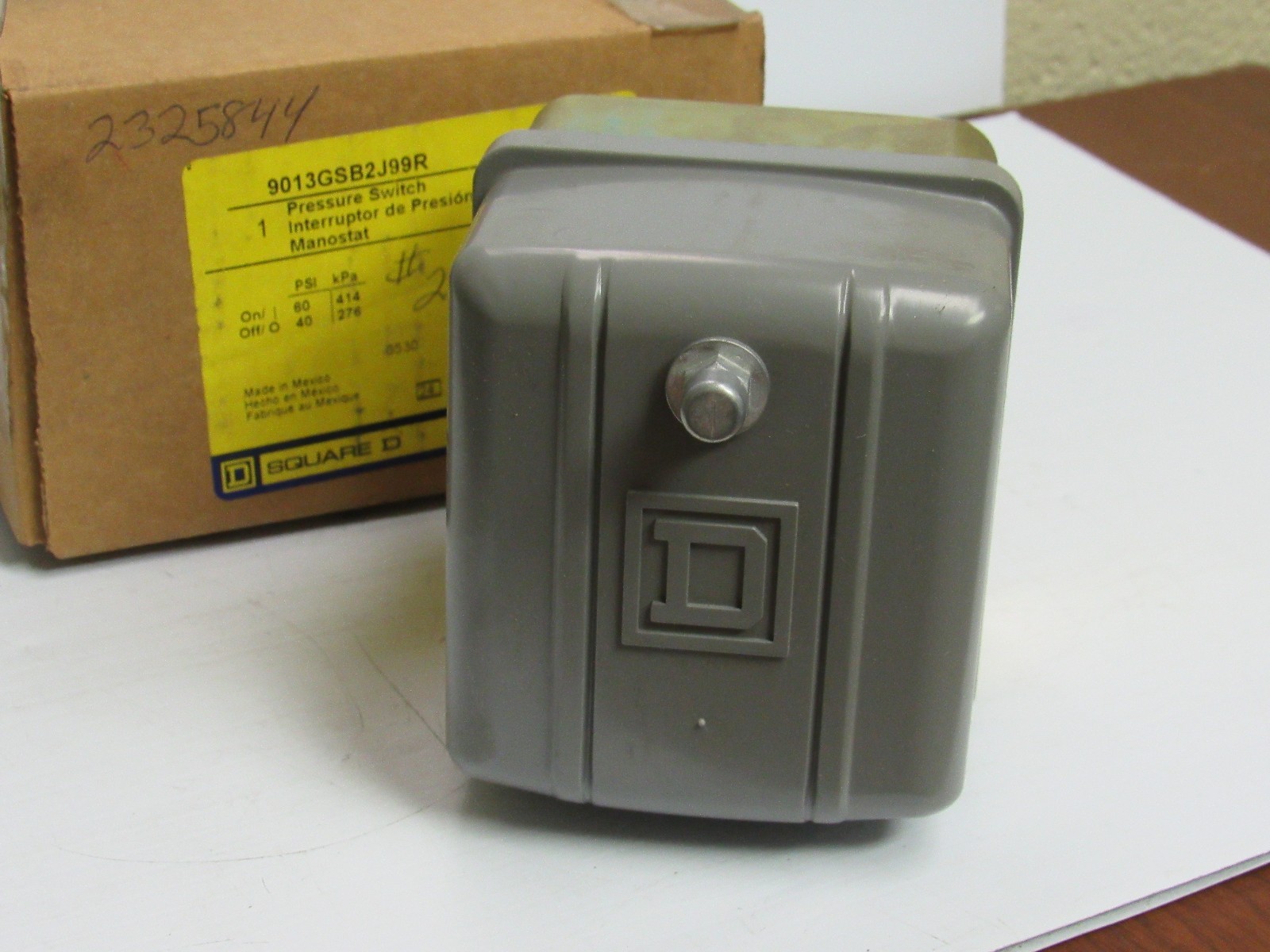 NEW SQUARE D PRESSURE SWITCH 9013GSB2J99R SER C