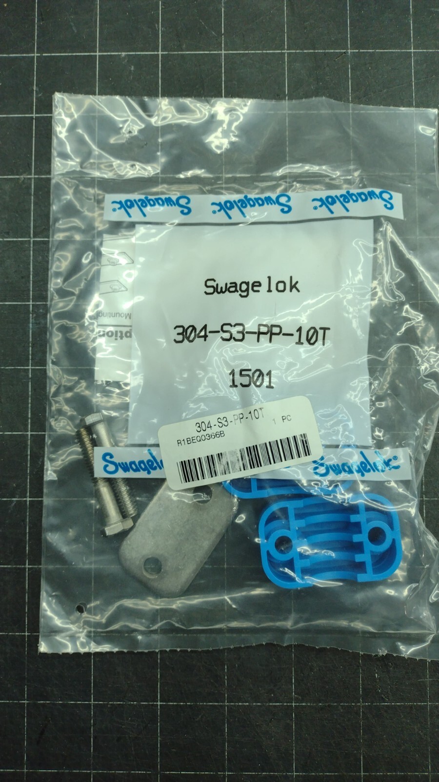 New SWAGELOK 5/8″ BOLTED PLASTIC CLAMP TUBE SUPPORT KIT P/N 304-S3-PP-10T