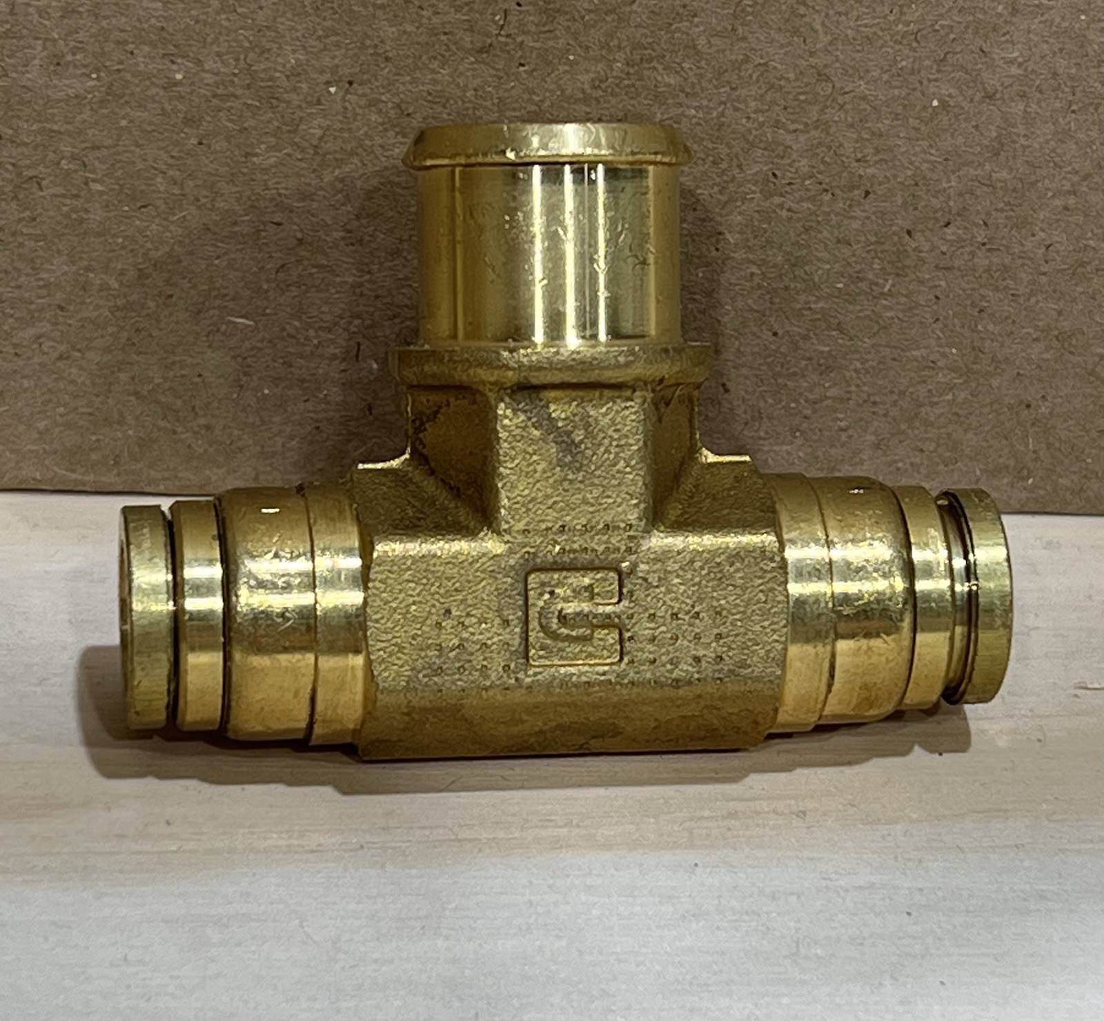 Parker Air Fitting TEE 3/8″ x 3/8” Female Push to Connect by 1/2 Female NPT NOS