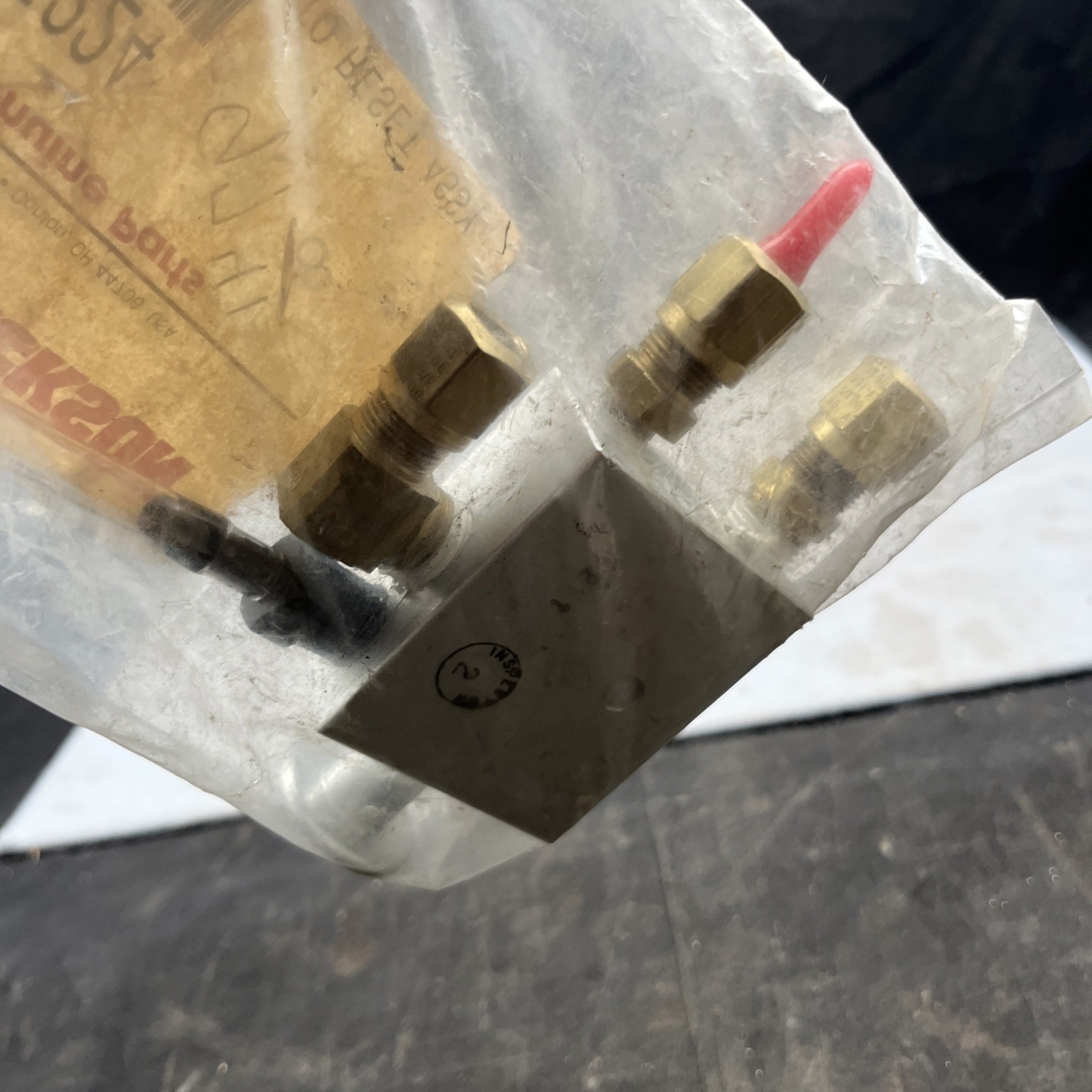 @JO1.60 HENDRICKSON VS-25224 3-WAY AUTO-RESET VALVE W/FITTINGS New Genuine