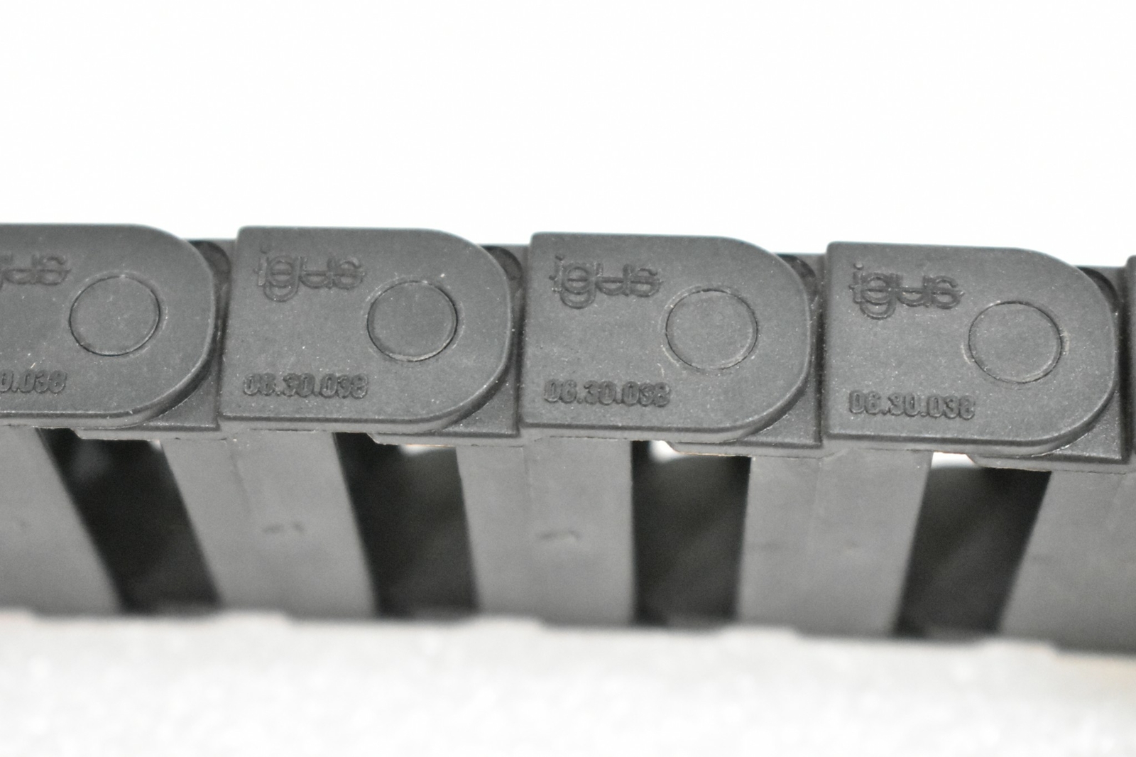 IGUS 06.30.038 CLOSED LINK TRUNKING; 41x15mm (8 FEET LONG)
