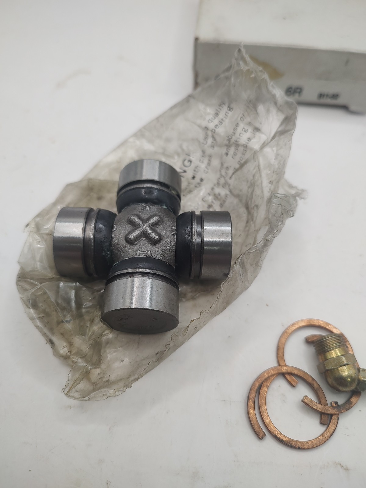 AG UNIVERSAL PTO SHAFT 6 SERIES 6R 2 5/16″-3 1/32″ CROSS & BEARING 200-0600 NOS