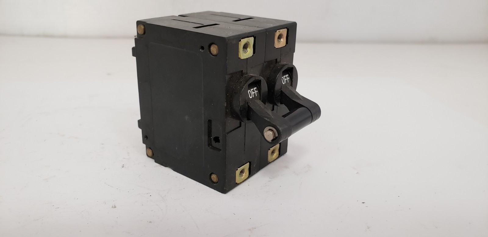 IDEC IZUMI 41-10834 CIRCUIT PROTECTOR, 250VAC, 10A