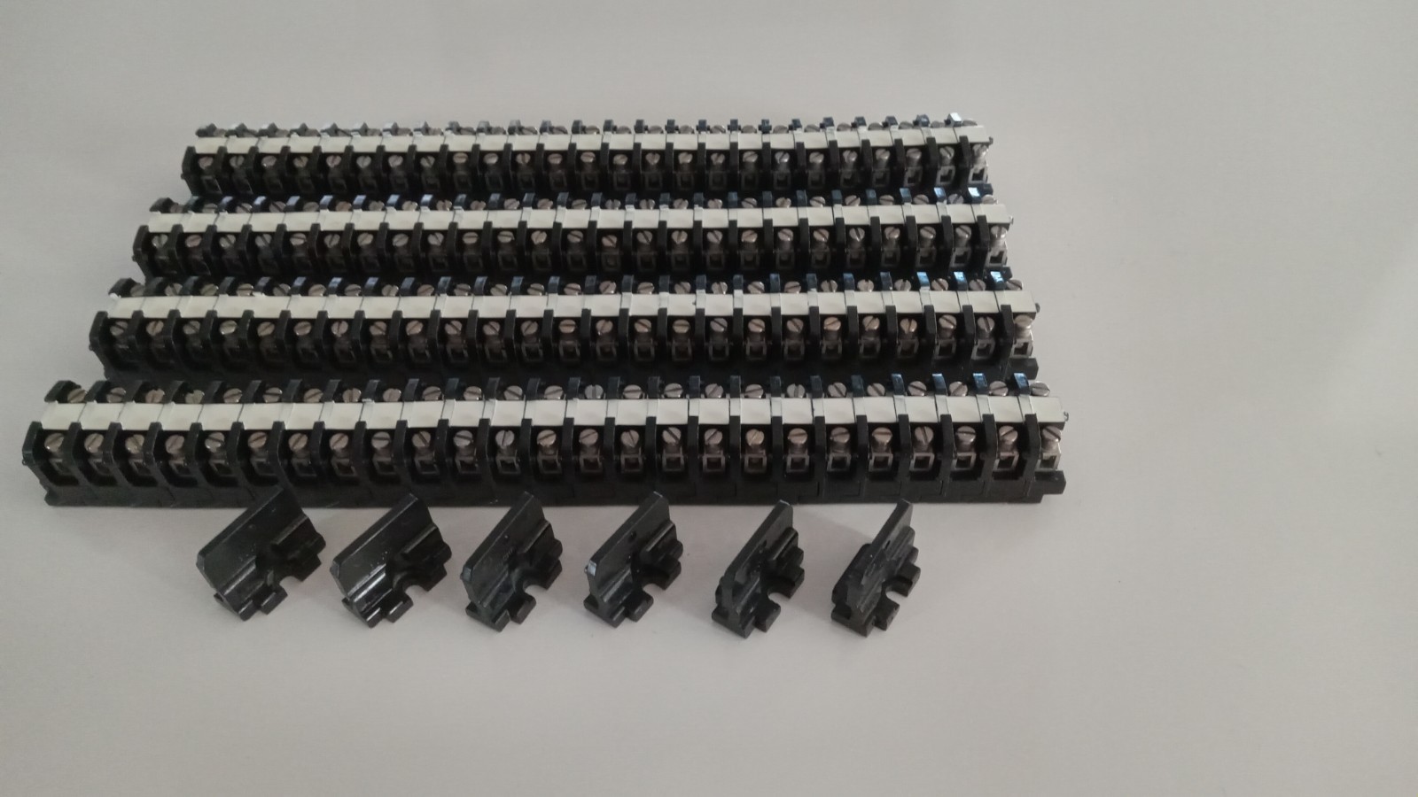 100 PC Buchanan Medium Duty 524 Flat base Sectional Terminal Blocks 300V Max NOS