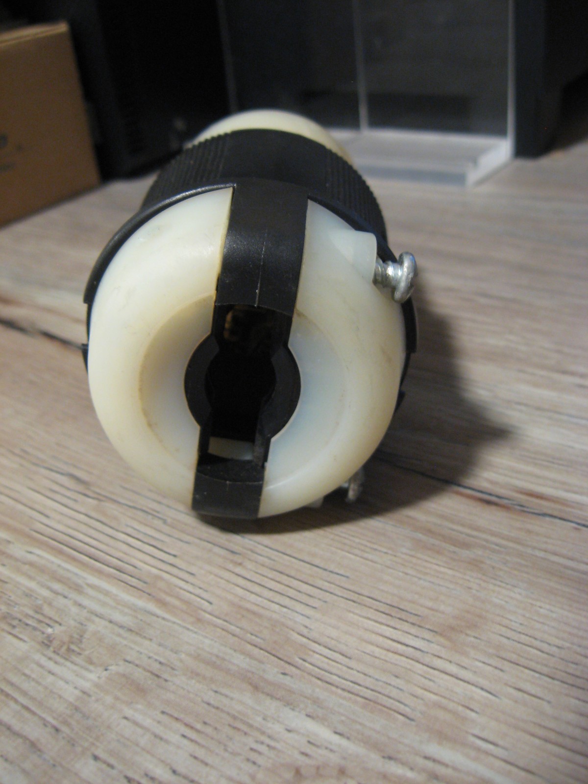 NEW Hubbell HBL2433 Twist Lock Female Connector – 20A 480V 3 Pole 4 Wire Plug