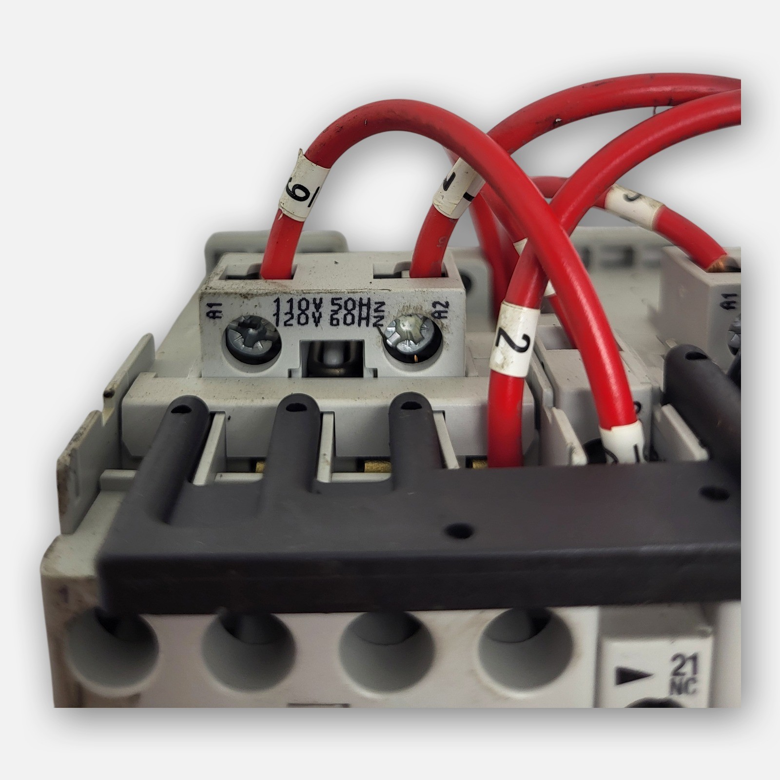 ALLEN BRADLEY 104-C09D22 /B CONTACTOR 110V/50HZ, 120V/60HZ W/ (2) 100-C09*10 /A