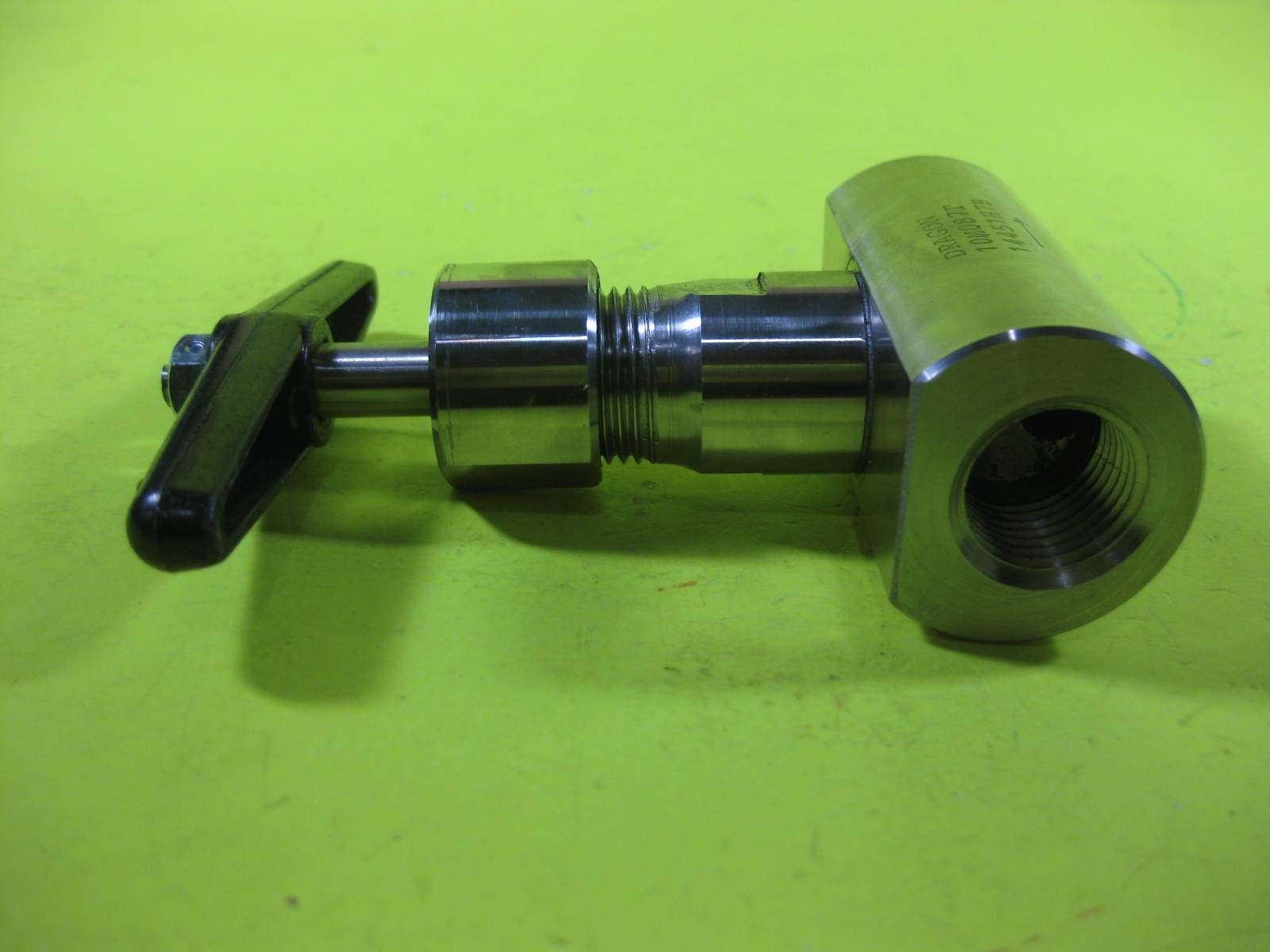 Dragon Globe Valve 1/2″ 600 PSI SS20 — 10M087T — New