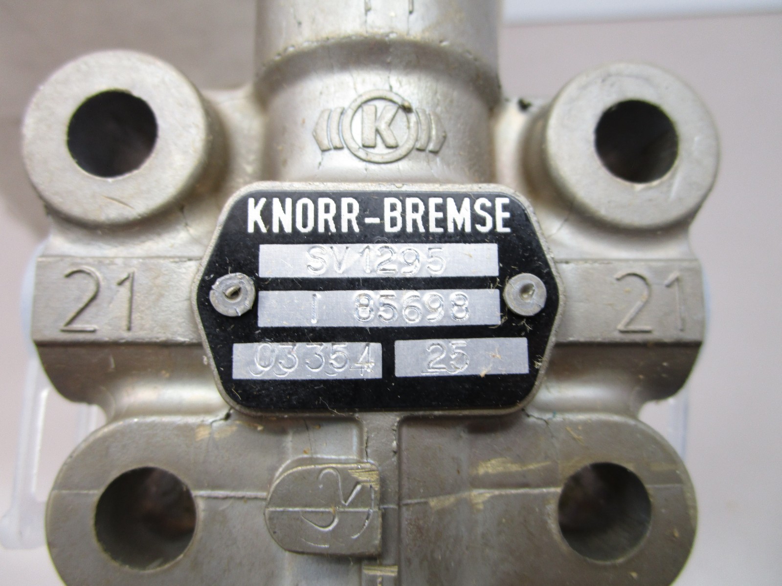Bendix SV1295I85698 Air Ride Height Control Valve LV2 HGT 1/8″ Ports
