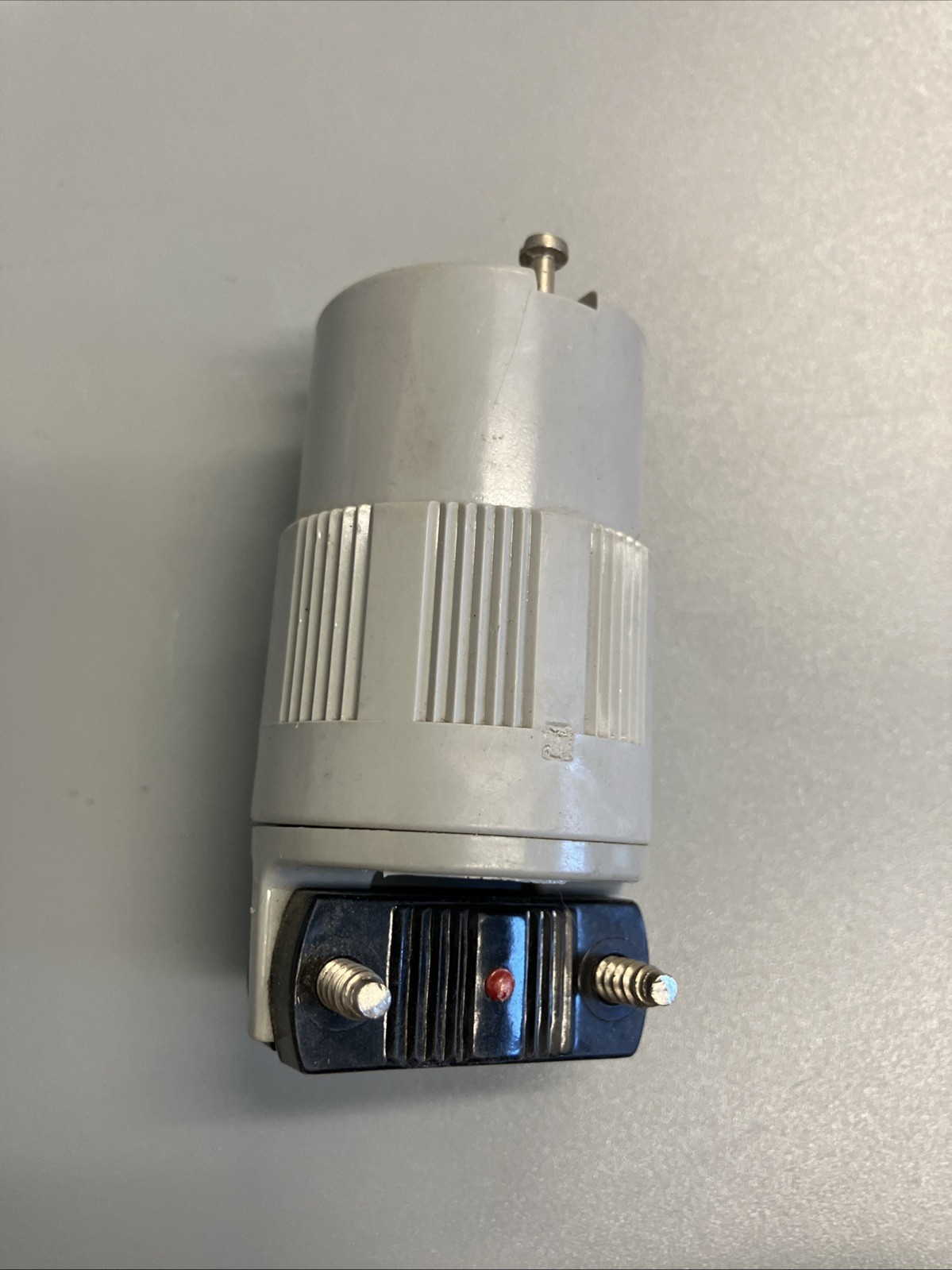 GE / ARROW-HART 15A 250V STRAIGHT BLADE FEMALE CORD END NEMA 6-15R