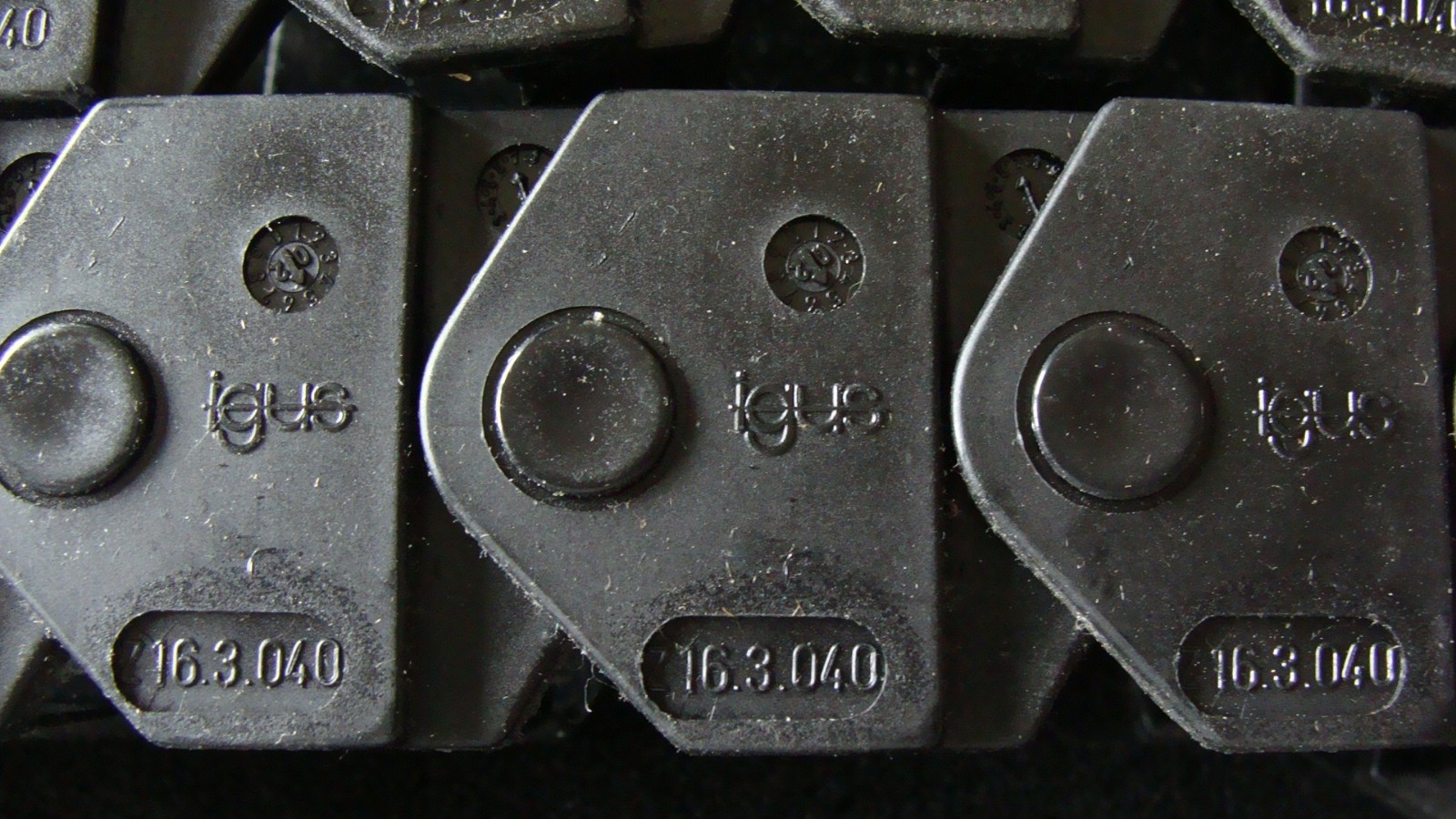 IGUS Z16.3.040 Plastic Chain Track. Made in Germany. 36 links, 45″ long, 1 1/2″