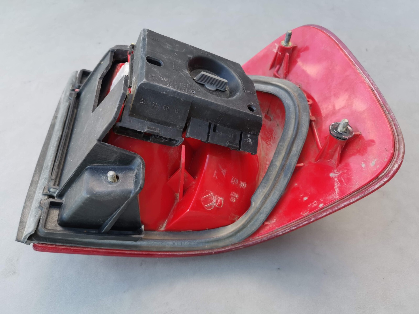 AUDI 80 B4 SALOON REAR LEFT SIDE BODY BRAKE LIGHT LAMP ASSEMBLY HELLA 8A0945095E