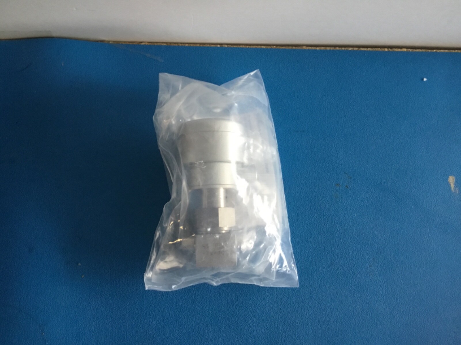 Swagelok Bellow Nupro Valve 1/4″ VCR x FVCR, SS-4BK-TW-1C new in bag