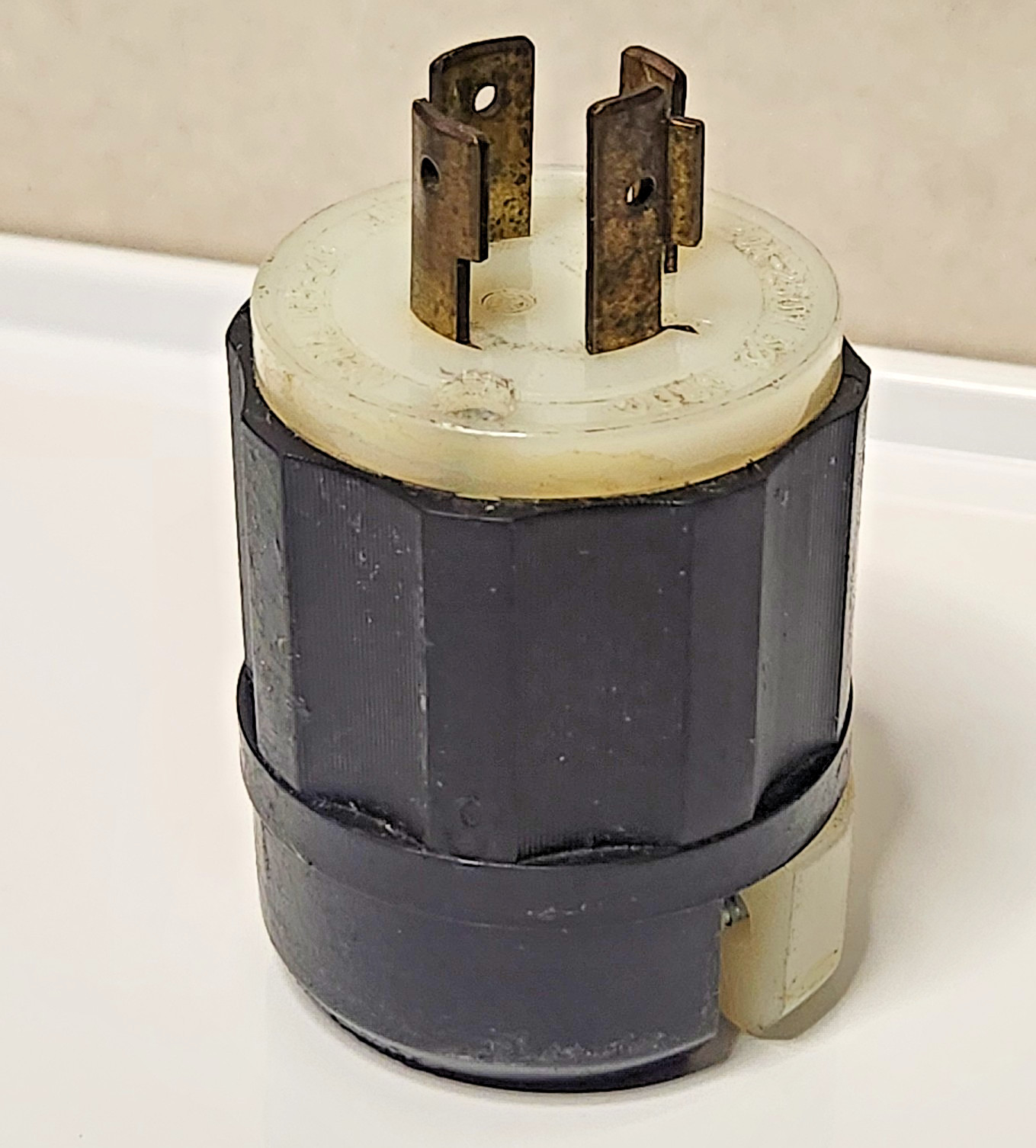 LEVITON NEMA L15-20 MALE 20A-250V 30 LOCKING ELECTRICAL CONNECTOR PLUG