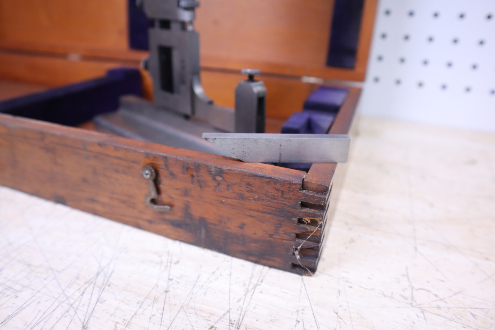 Nice Used Vintage Brown & Sharpe 585 Height Gage W/ Wooden Case 0-11″ Tools Weld