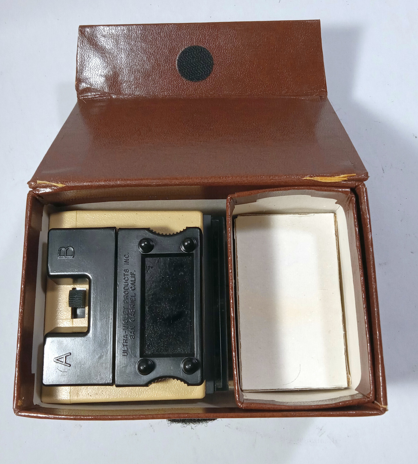 1 USED UVP 81-0032-01 MODEL J-221 ULTRAVIOLET METER W/O CABLES ***MAKE OFFER***