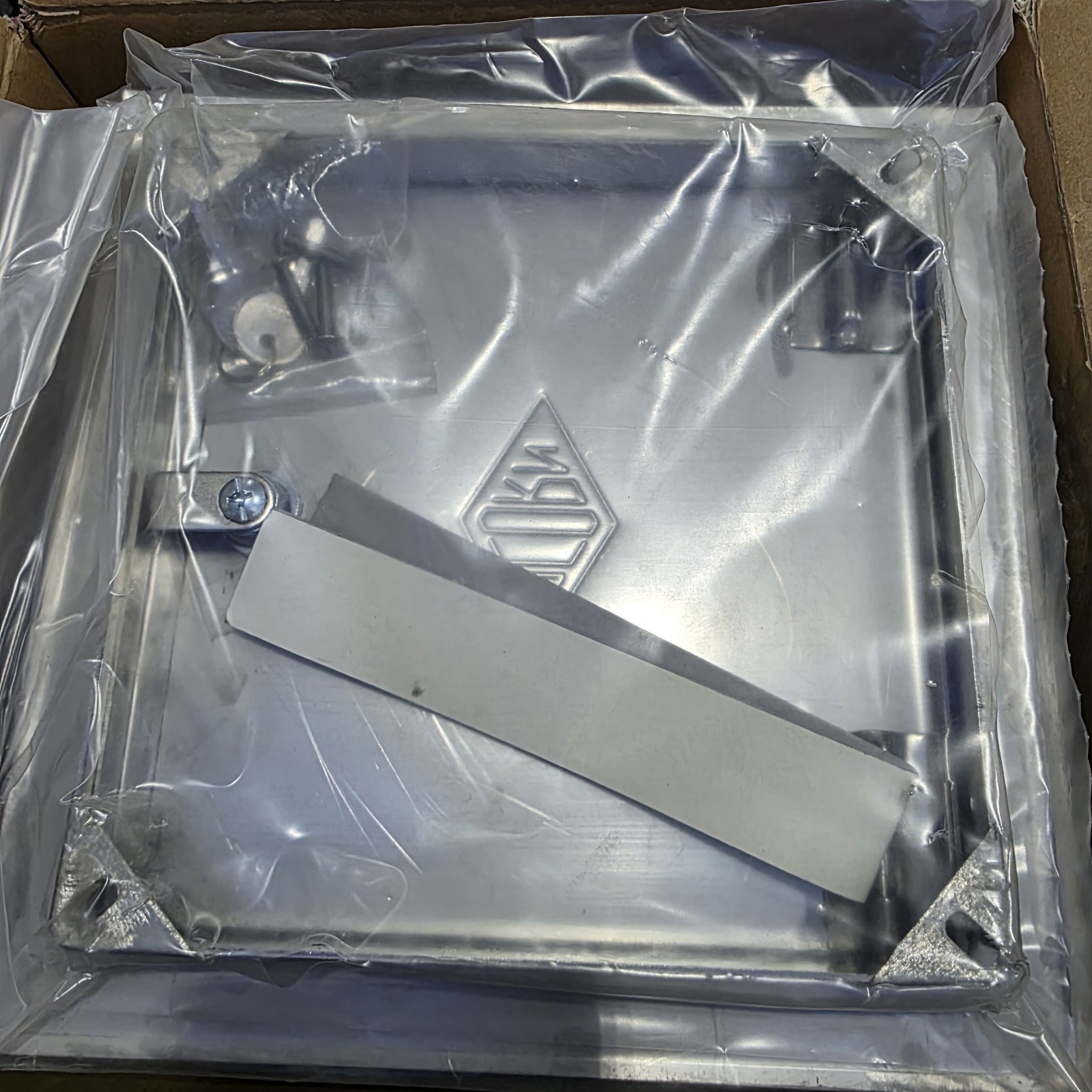 Acorn Engineering 8196 Series Single Valve Recessed Dialysis Supply & Waste Box