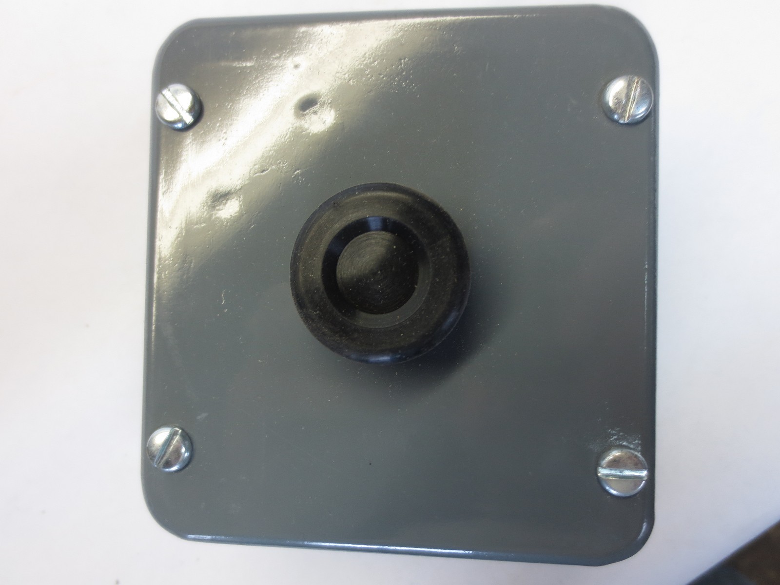 GLEASON-AVERY 1BX ONE-BUTTON CONTROL, MOMENTARY CONTACT – 3A 240VAC NEW SURPLUS