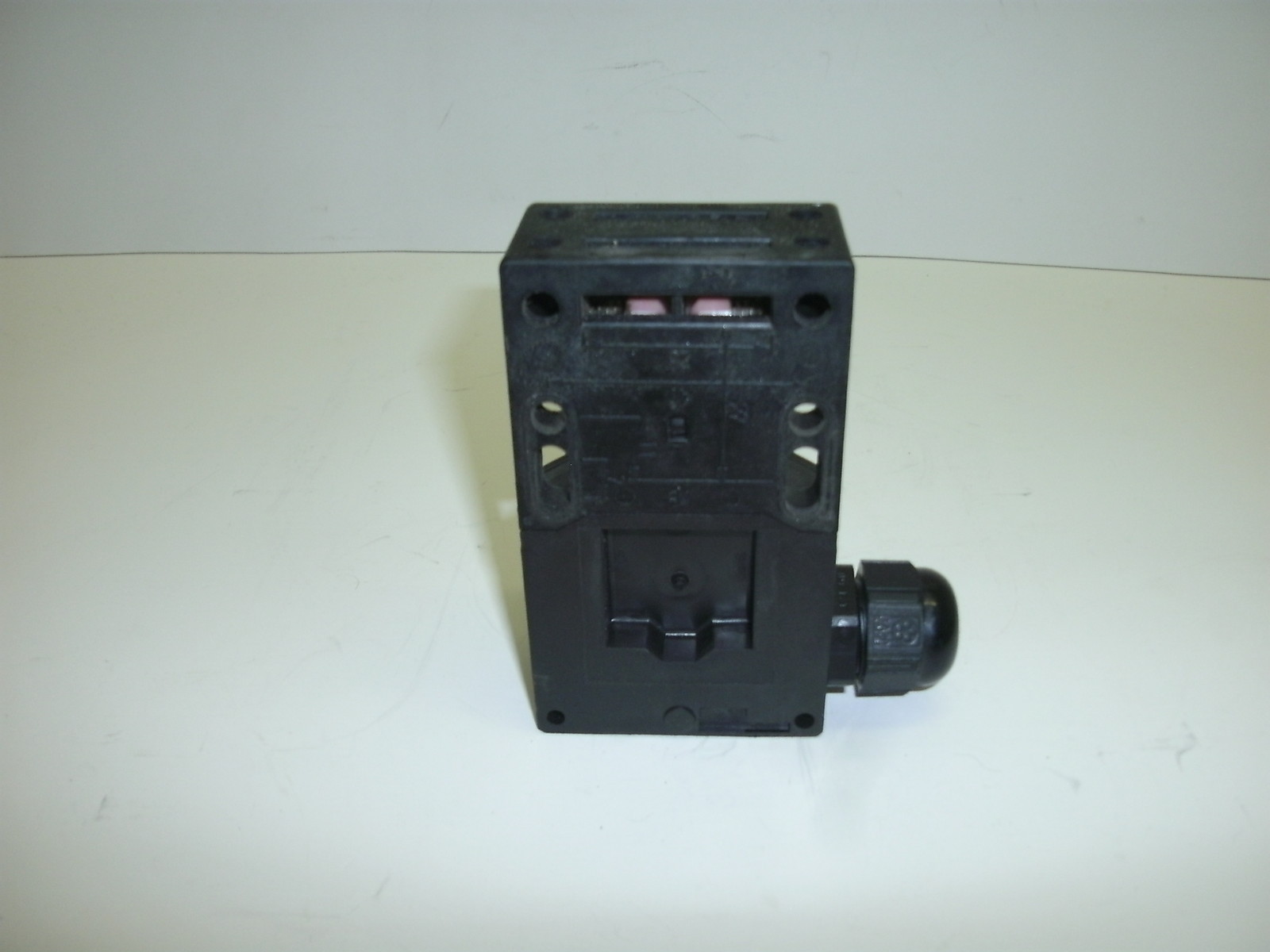SCHMERSAL AZ 16-02ZVRK SAFETY INTERLOCK SWITCH KEYED LEFT SIDE WIRE CONNECTION