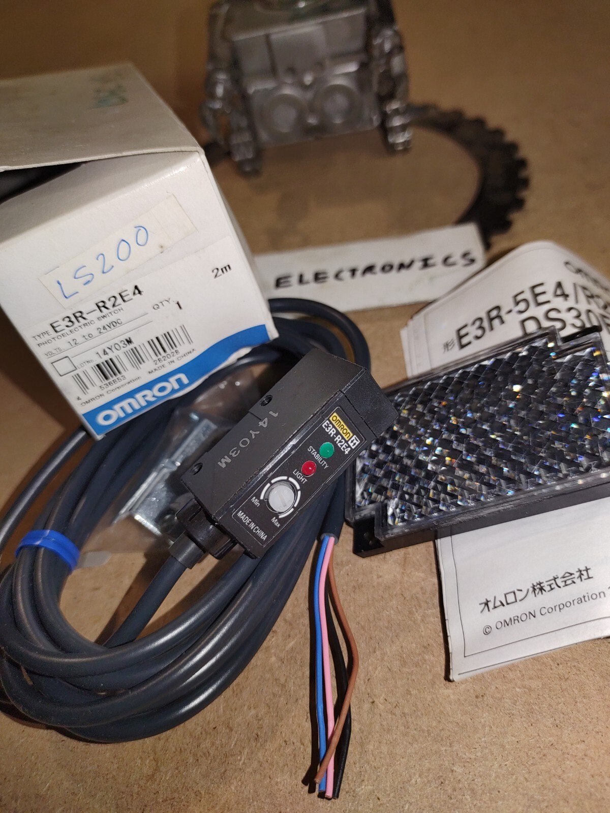 OMRON E3R-R2E4 PHOTOELECTRIC SWITCH =NEW IN BOX= ONE