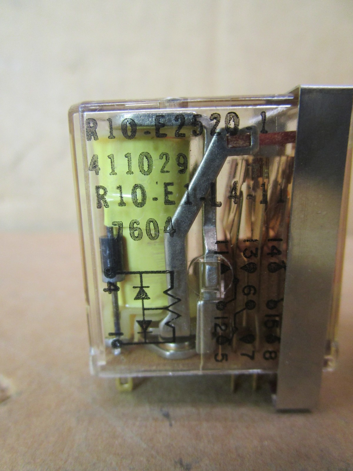 New Open Box Mixed Lot of 2 Pcs R10-E2520-1 R10-E2521-1 24VDC Relays 51576LR