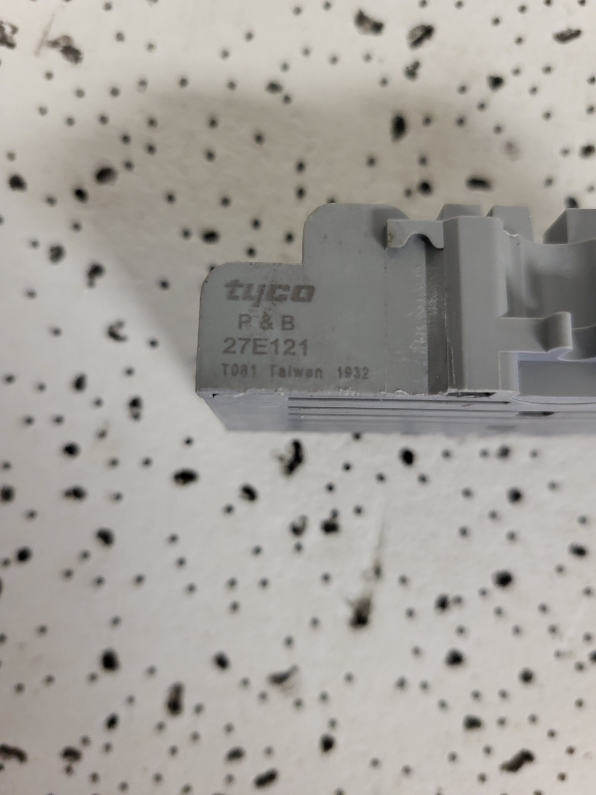 TYCO 27E121 300V 15A NSNP