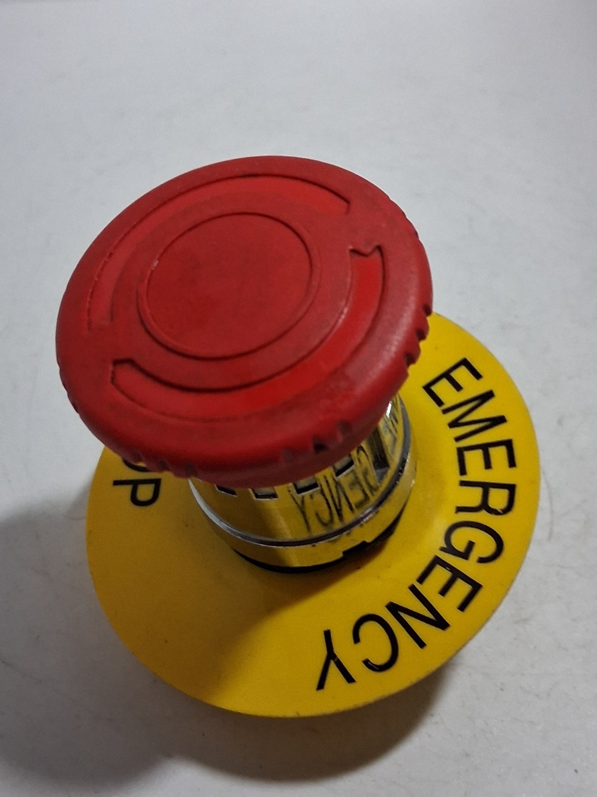 SCHNEIDER ZB4BS844 PUSHBUTTON OPERATOR RED TWIST RELEASE W/LEGEND PLATE