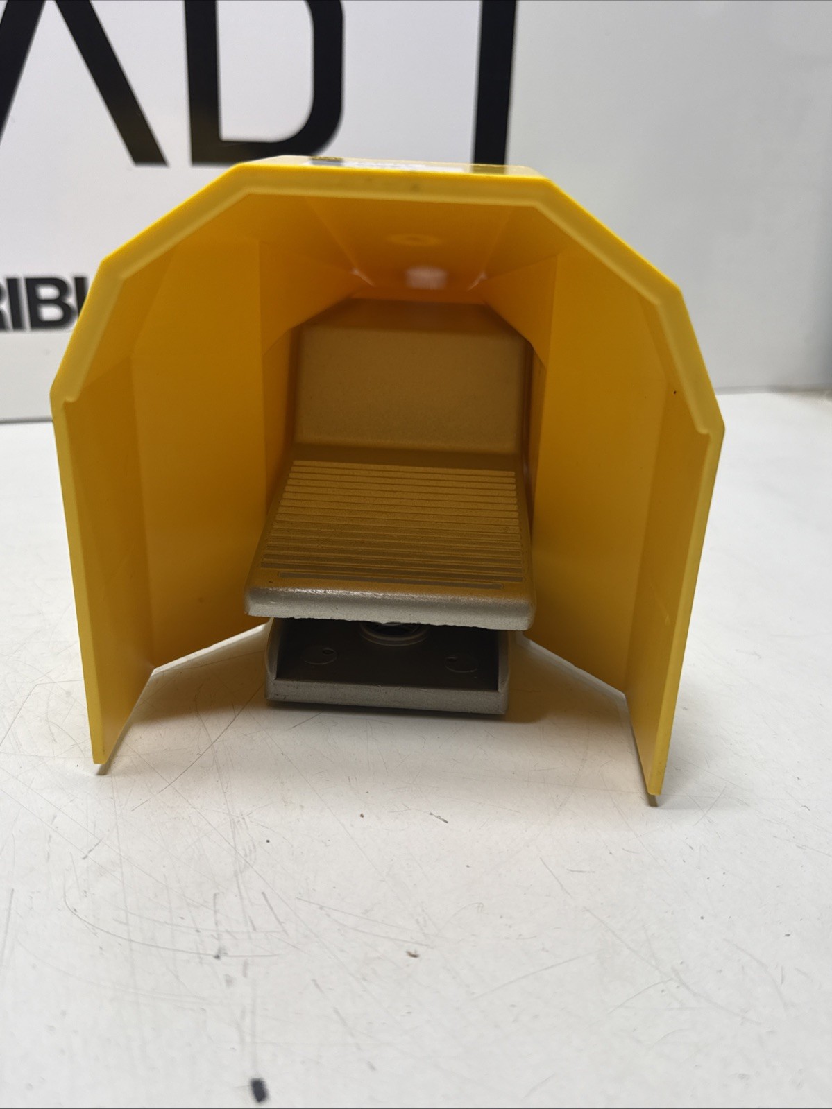 Bimba Foot Pedal M4F210-08-G Valve Direct Acting w/ Guard 1/4″ NPT NEW