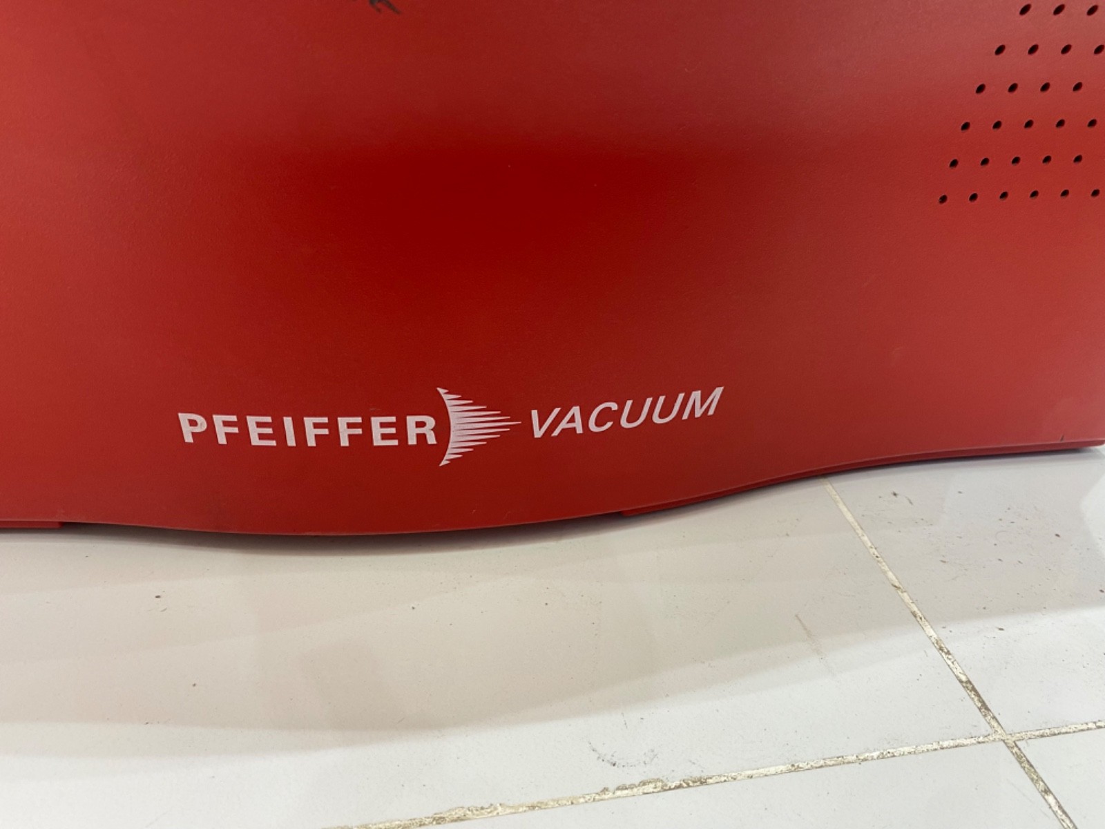 PFEIFFER VACUUM HLT 570 Helium Leak Detector, 120 V