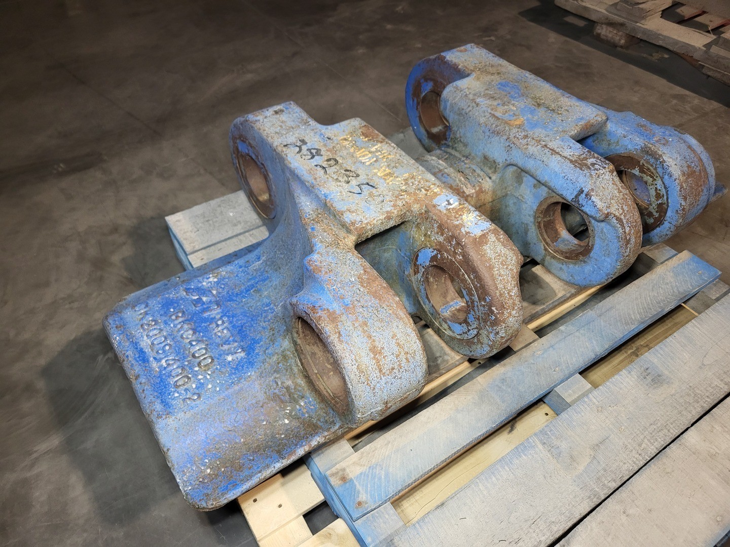 BRADKEN DK200S 400-2 Crawler Shoes – Heavy Machinery