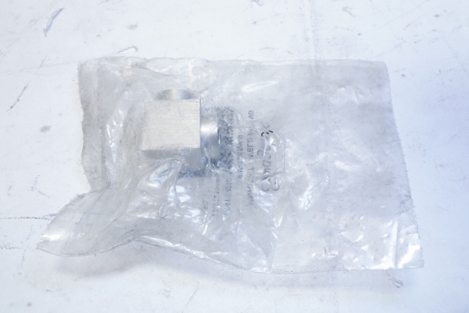 New OEM Swagelok 6LV-12MW-9 316L VIM-VAR Micro-Fit 90° Union Elbow, 3/8 in. OD