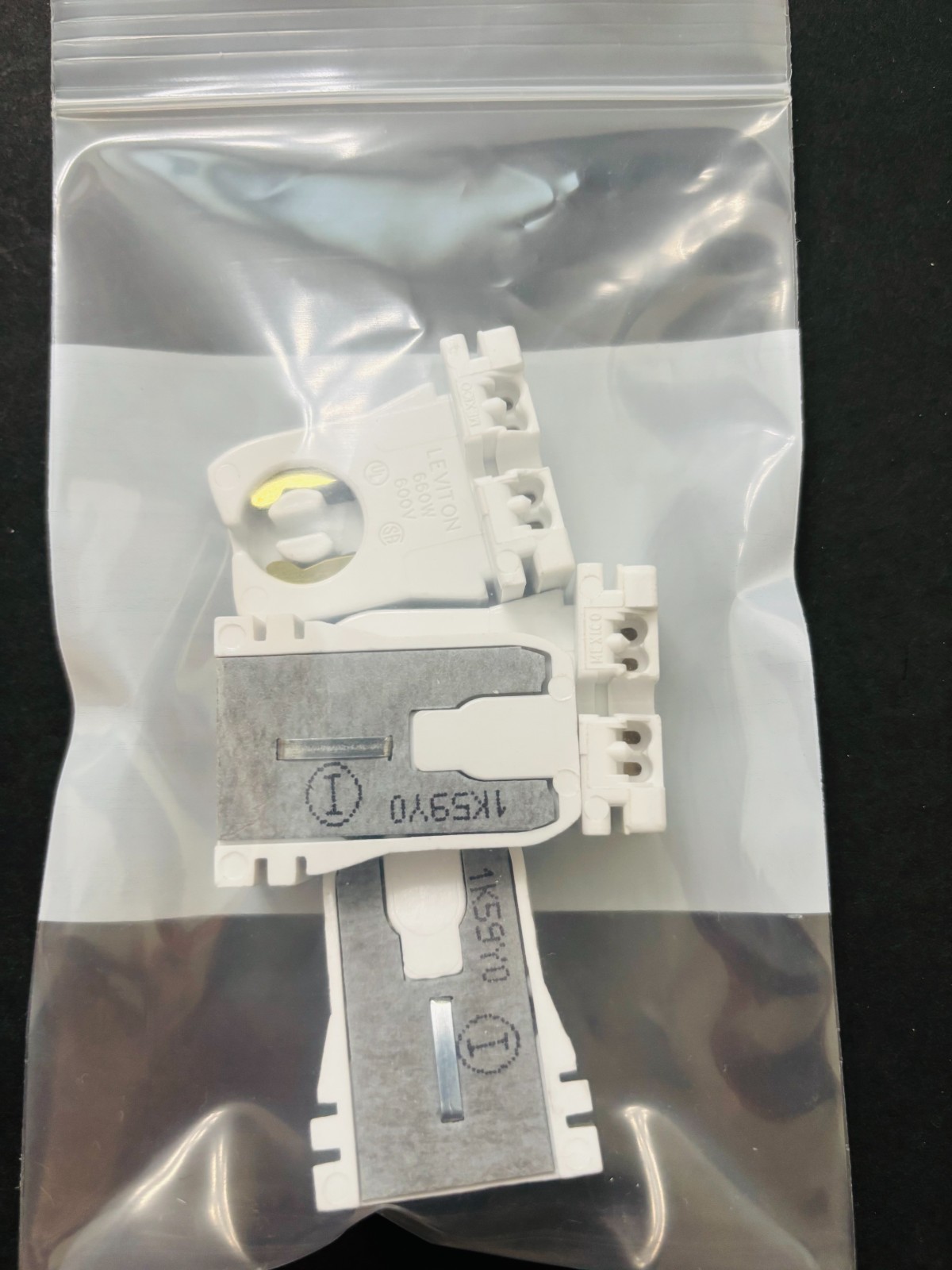 Pack of 4 Leviton 13451 T8 Fluorescent Lampholder Tombstone Low Profile Shunted