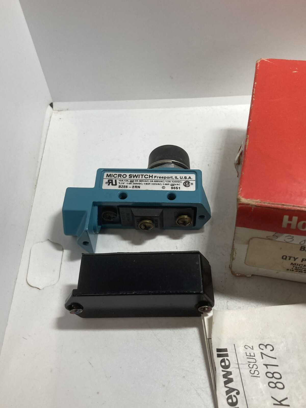 HONEYWELL BZE6-2RN LIMIT SWITCH PLUNGER 15A 125-480VAC 2A 600VAC NIB