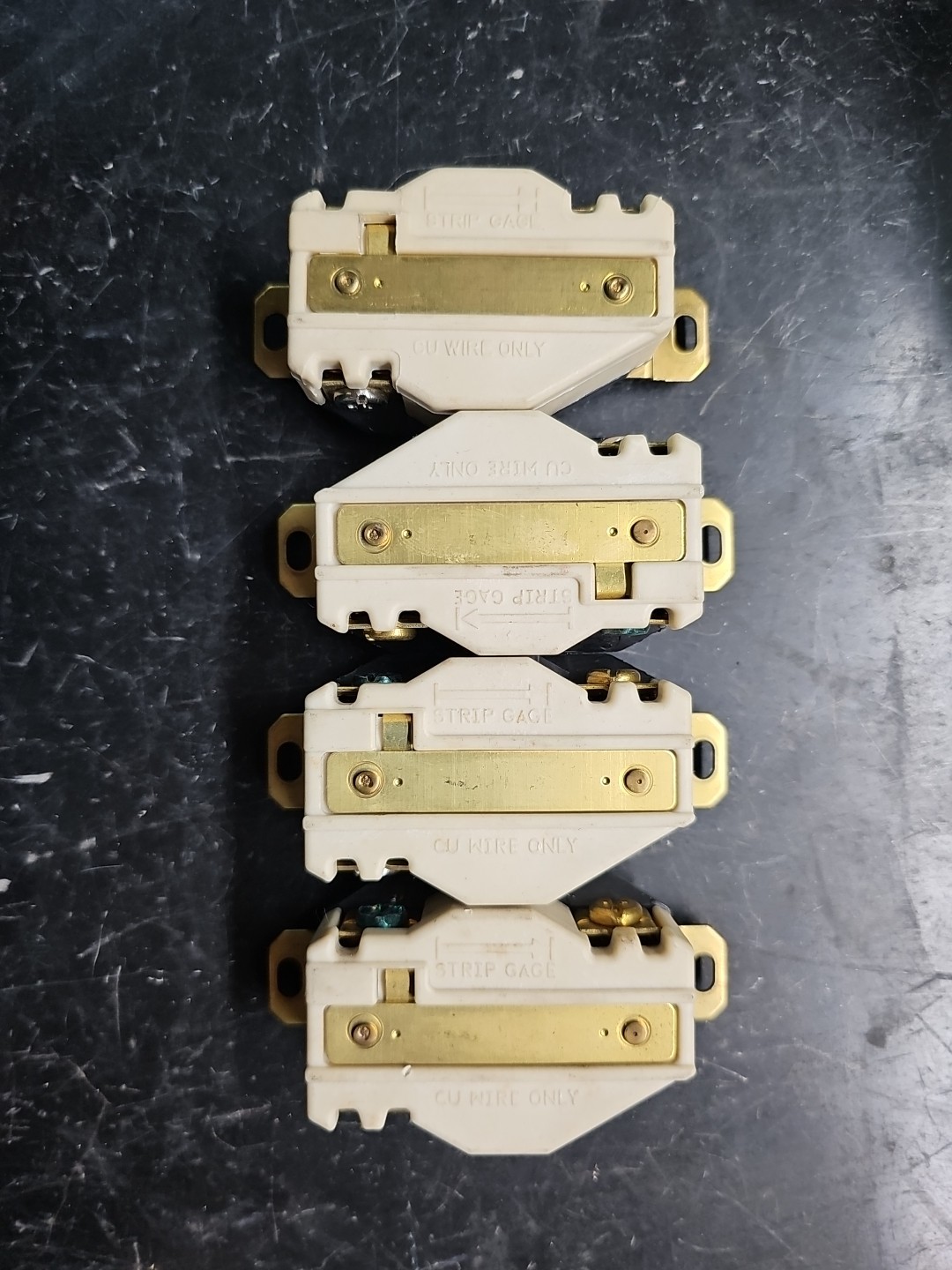 Lot 4 NEW HUBBELL HBL2630 TWIST-LOCK RECEPTACLE 277V 30A GROUNDING NEMA L7-30R