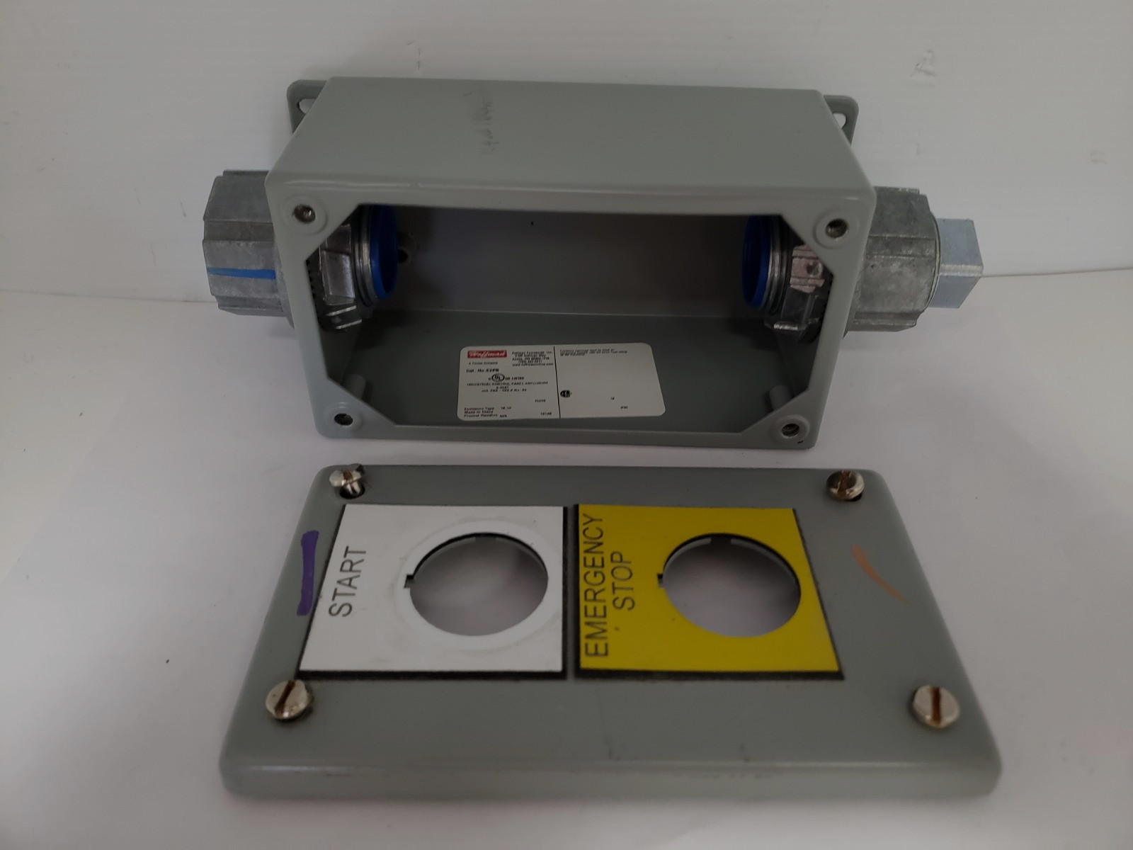 HOFFMAN E2PB CONTROL PUSHBUTTON SWITCH ENCLOSURE 2 HOLE 1.2″ HOLE DIA. STEEL