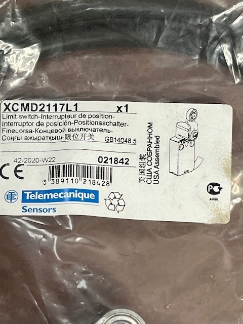 Telemecanique XCMD2117L1 Travel Limit Switch Sensor New