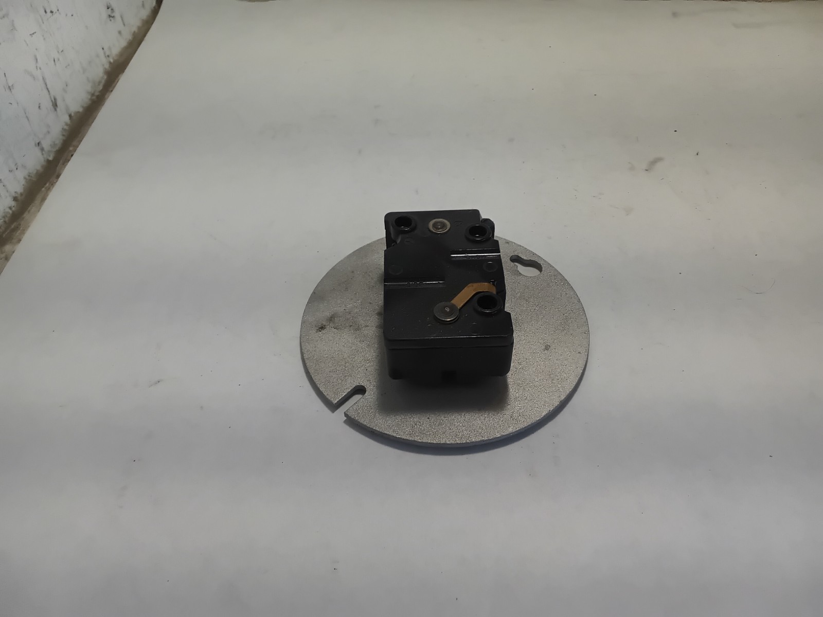 Hubbell Wire Strip Gauge Twist-Lock 20 attached to 20A 120/208V.30Y Plate (G11A)